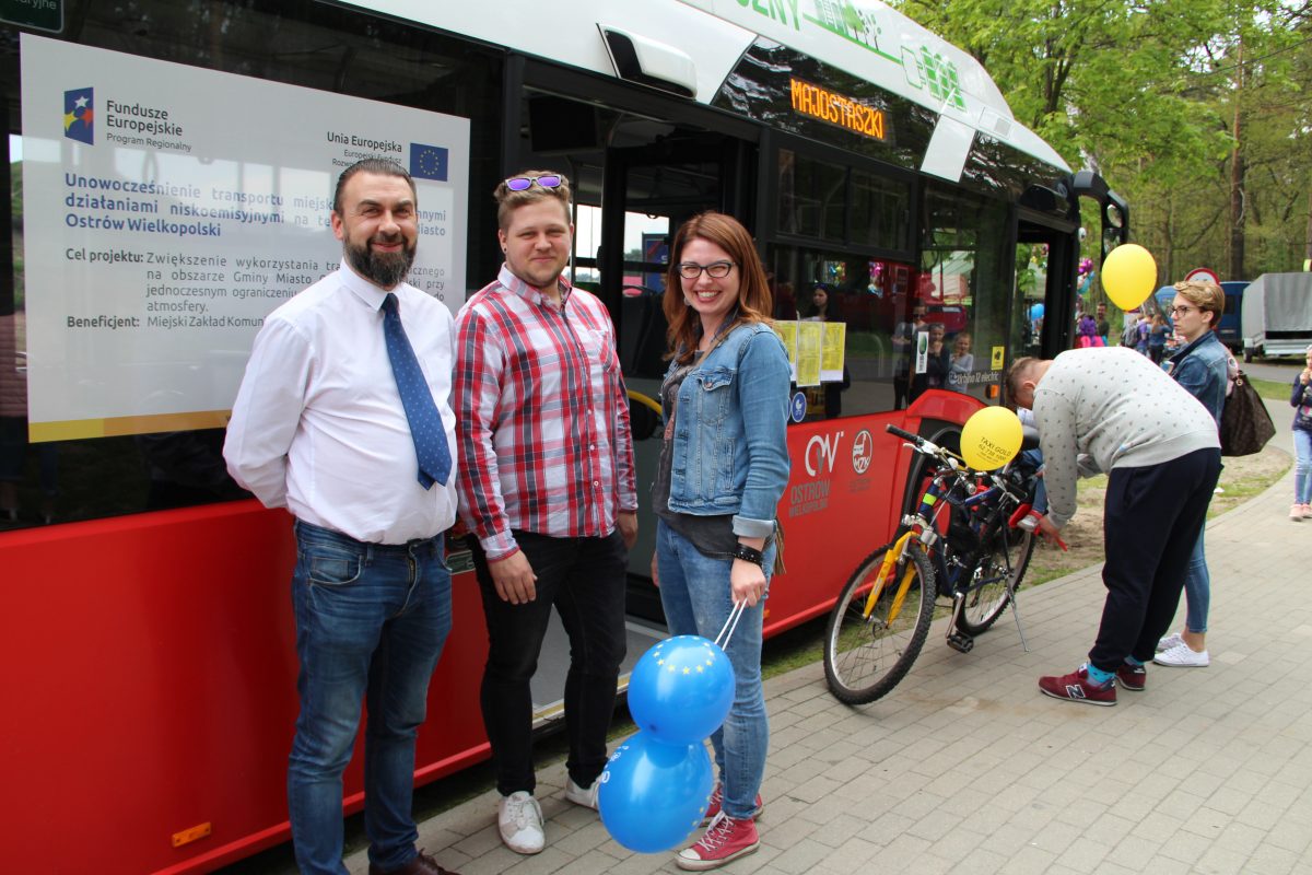 Autobus elektryczny, zakupiony z funduszy unijnych, prezentowany mieszkańcom Ostrowa Wielkopolskiego podczas Majostaszków.