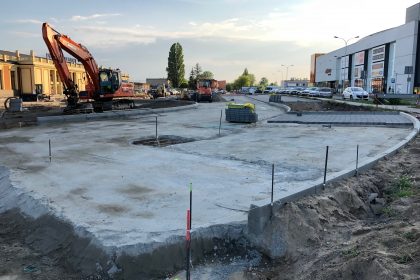 Teren budowy węzła przesiadkowego w rejonie dworców PKP i PKS w Kaliszu. Maszyny budowlane oraz elementy infrastruktury technicznej na wczesnym etapie inwestycji