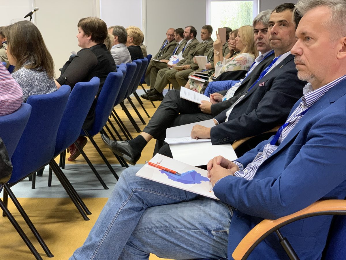 Widok sali konferencyjnej z uczestnikami konsultacji strategii rozwoju Wielkopolski do 2030 roku.