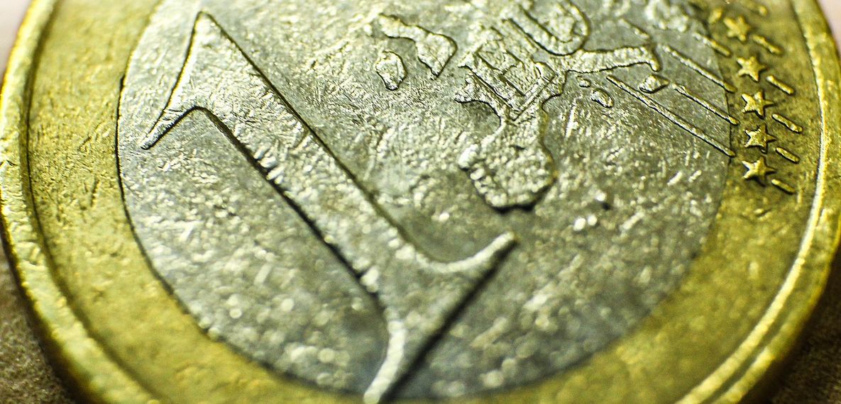 Moneta 1 Euro w sporym zbliżeniu.